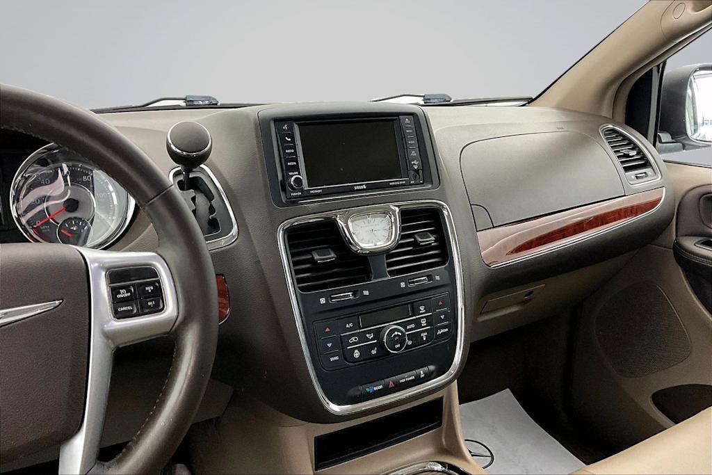Thumbnail: 2013 Chrysler Town & Country - 14