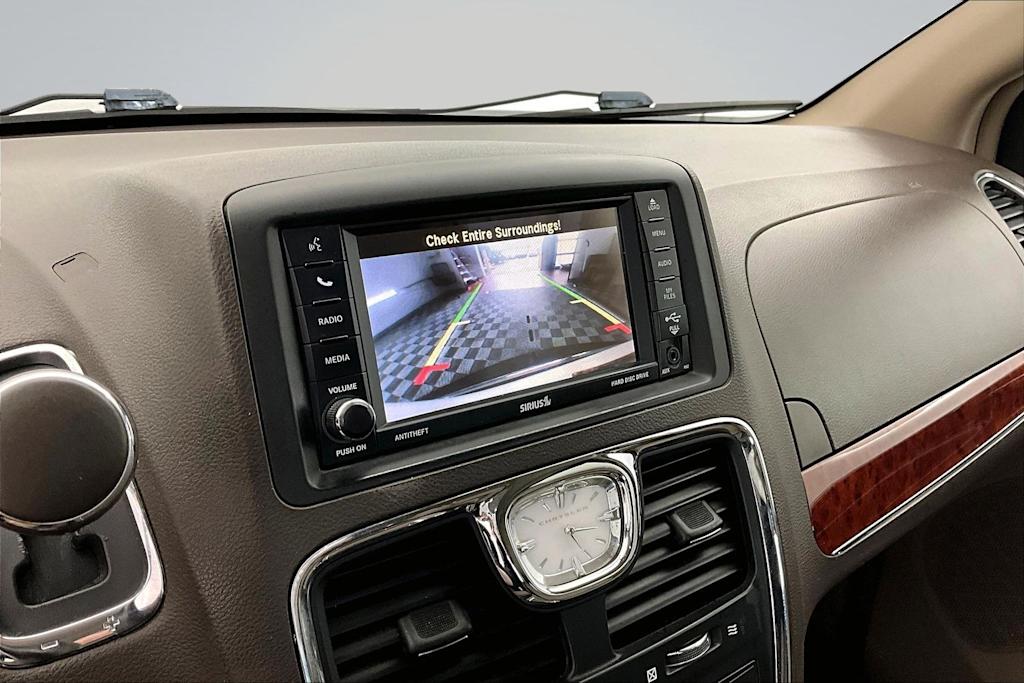 Thumbnail: 2013 Chrysler Town & Country - 15