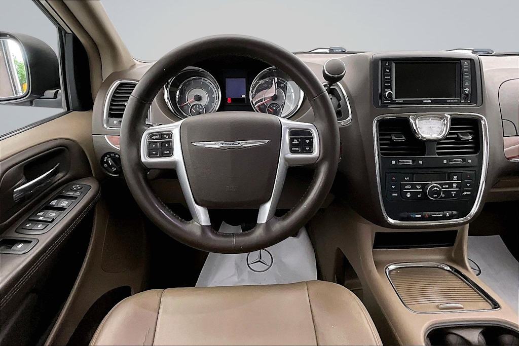 Thumbnail: 2013 Chrysler Town & Country - 13