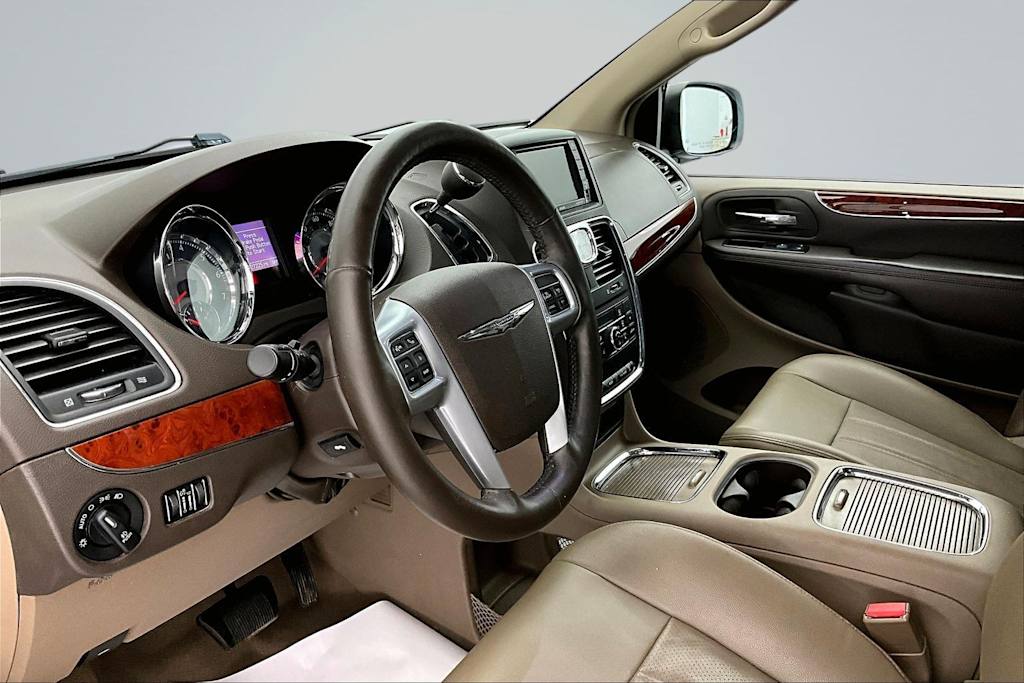 Thumbnail: 2013 Chrysler Town & Country - 2