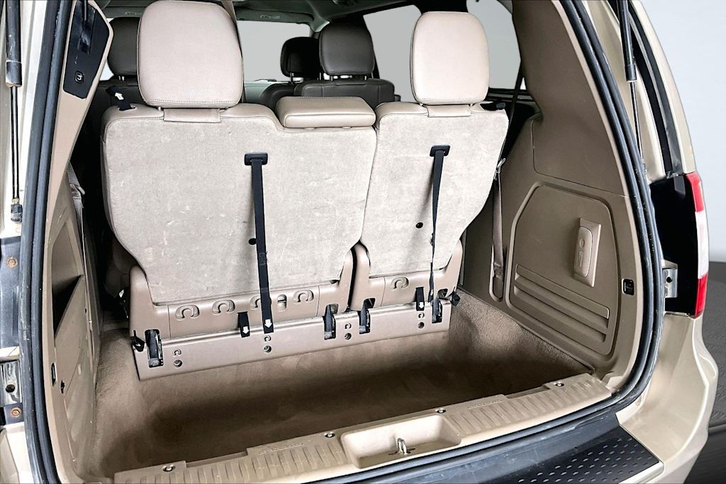 Thumbnail: 2013 Chrysler Town & Country - 22