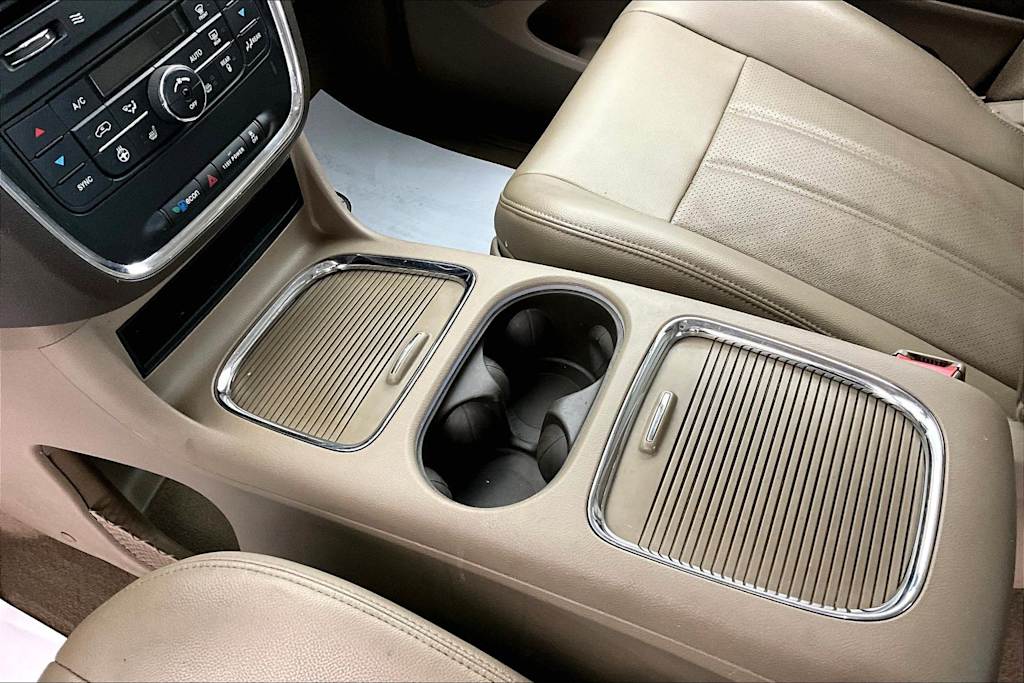 Thumbnail: 2013 Chrysler Town & Country - 21