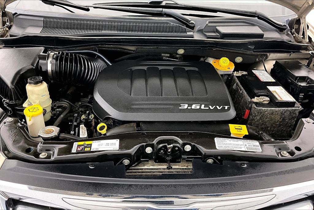 Thumbnail: 2013 Chrysler Town & Country - 8