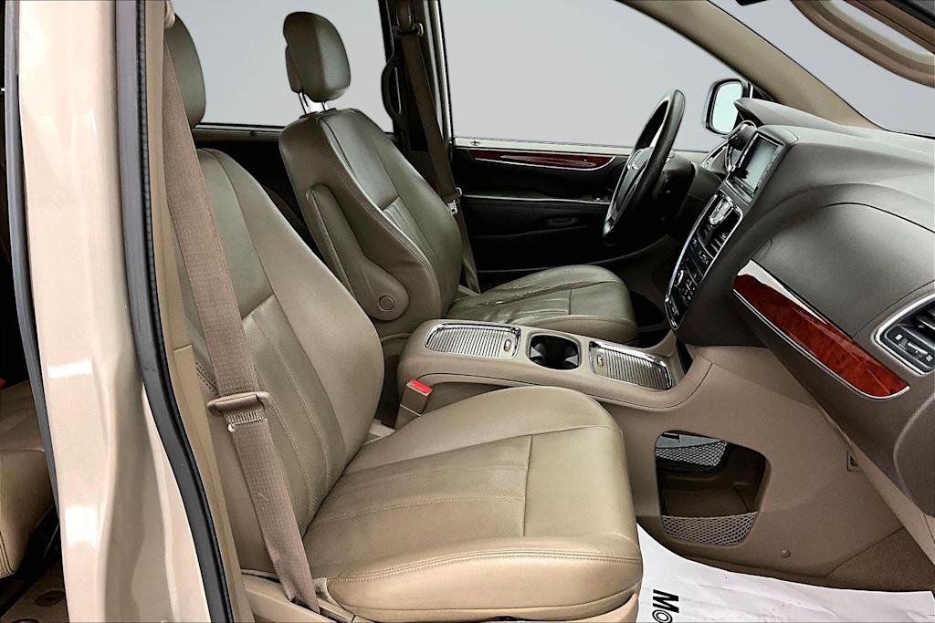 Thumbnail: 2013 Chrysler Town & Country - 11