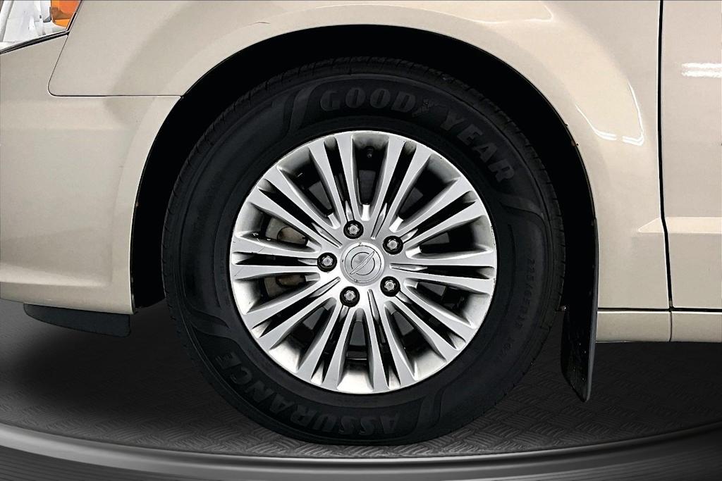 Thumbnail: 2013 Chrysler Town & Country - 7