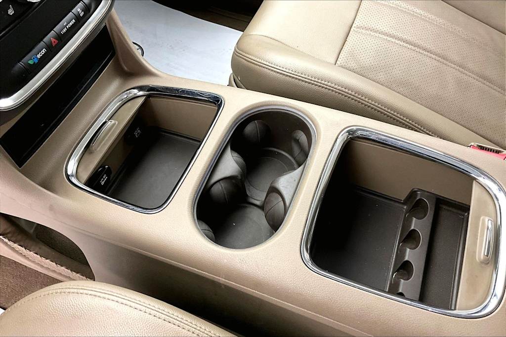 Thumbnail: 2013 Chrysler Town & Country - 16