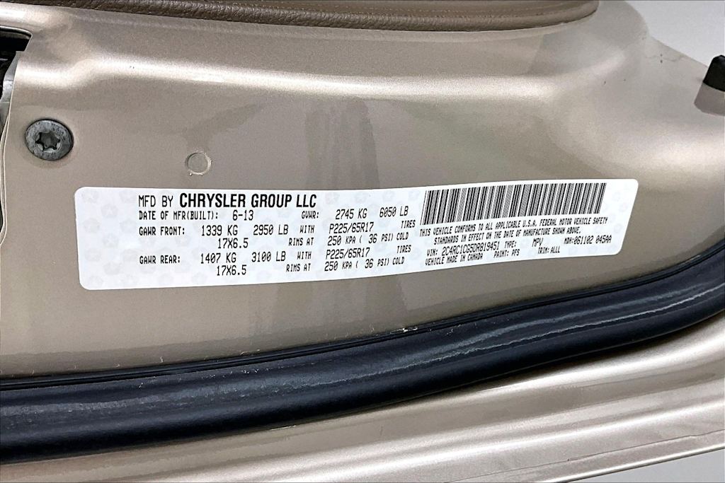 Thumbnail: 2013 Chrysler Town & Country - 18