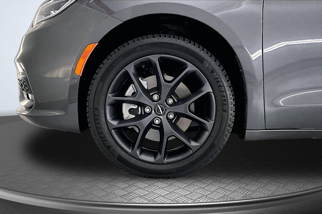 Thumbnail: 2022 Chrysler Pacifica - 8