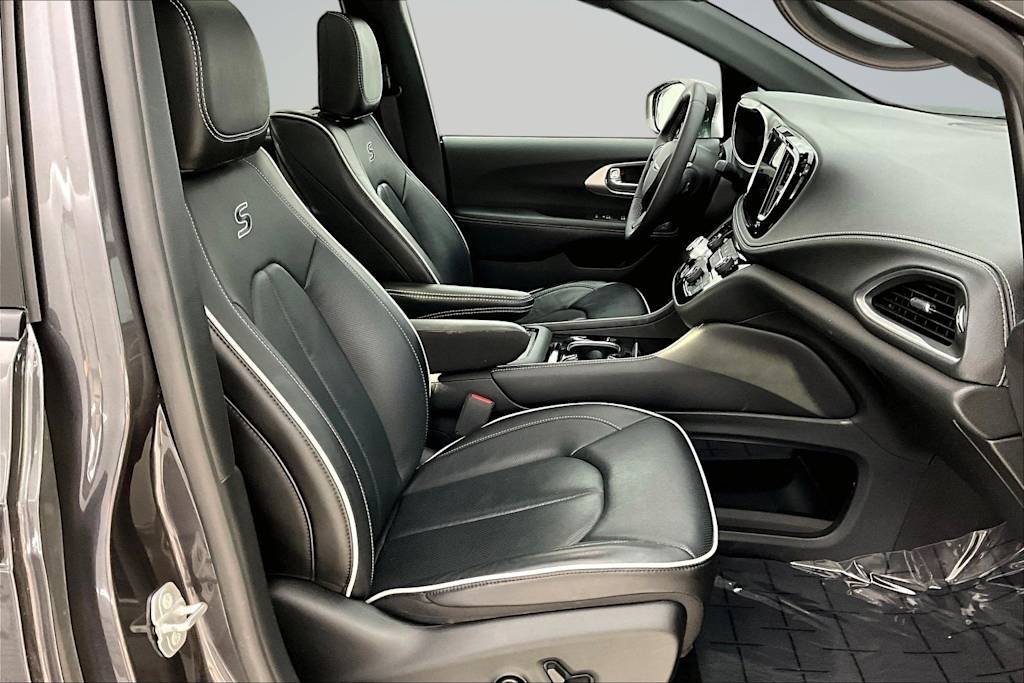 Thumbnail: 2022 Chrysler Pacifica - 12