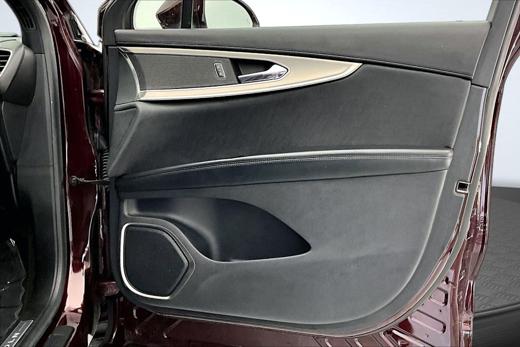 Thumbnail: 2019 Lincoln Nautilus - 25