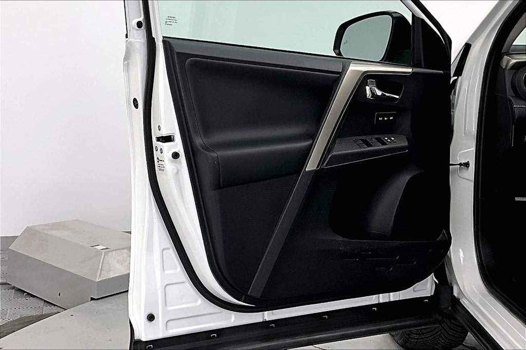 Thumbnail: 2015 Toyota RAV4 - 24