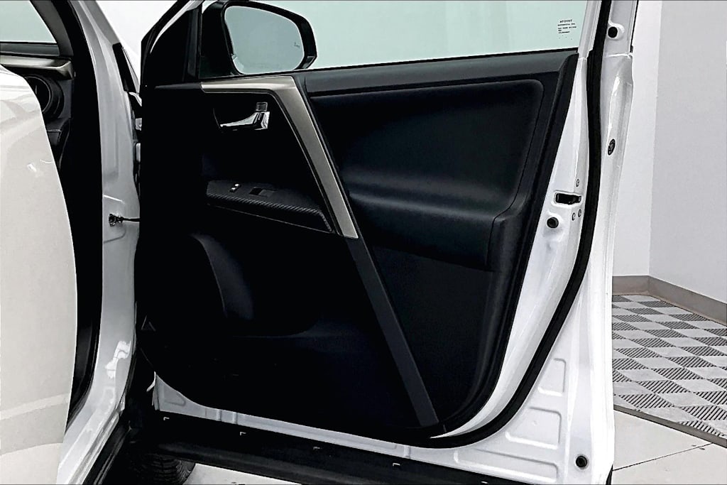 Thumbnail: 2015 Toyota RAV4 - 25