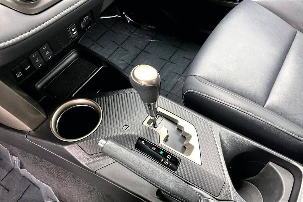 Thumbnail: 2015 Toyota RAV4 - 16