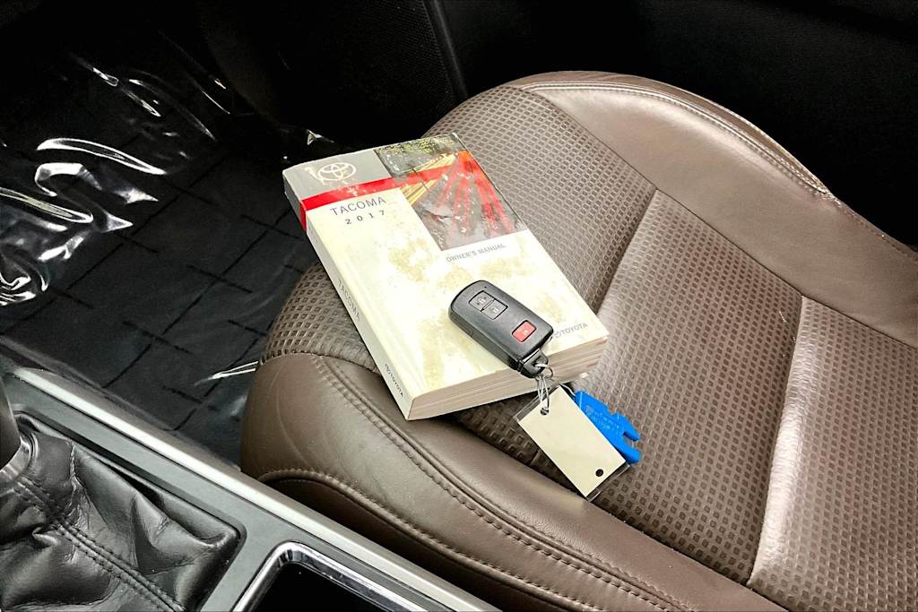 Thumbnail: 2017 Toyota Tacoma - 21