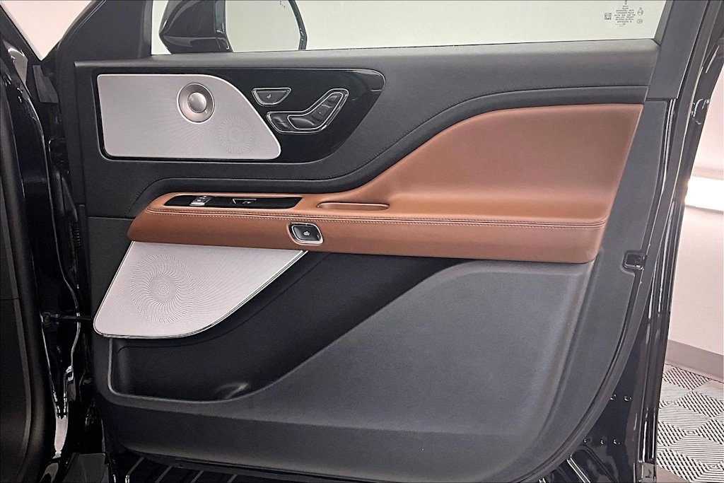 Thumbnail: 2023 Lincoln Aviator - 25