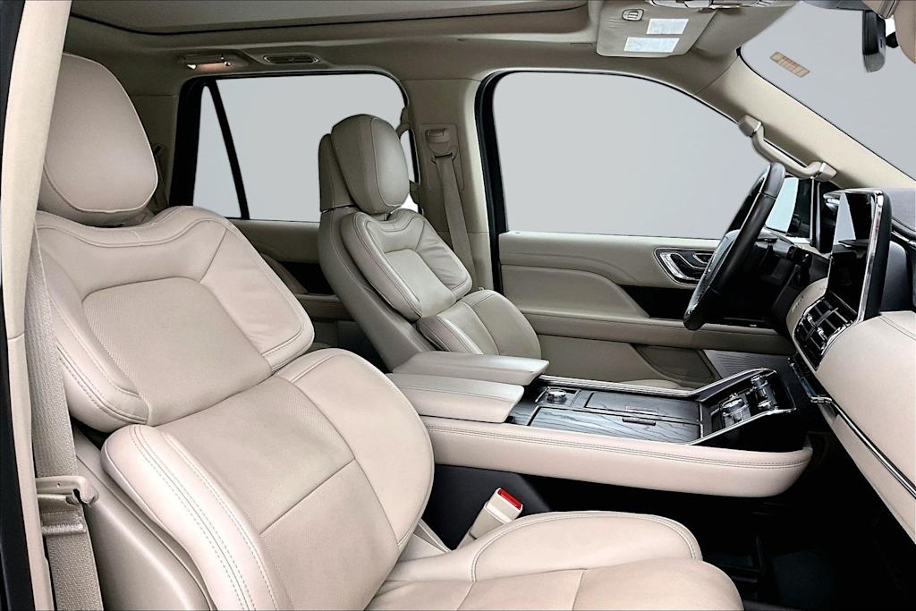Thumbnail: 2021 Lincoln Navigator - 21