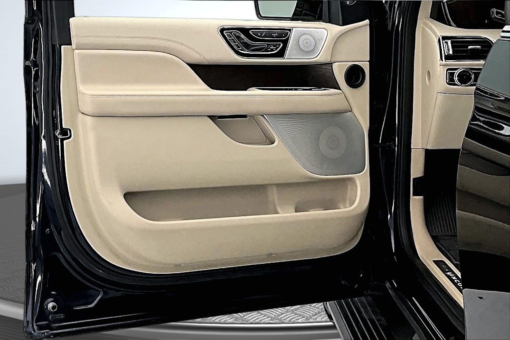 Thumbnail: 2021 Lincoln Navigator - 24
