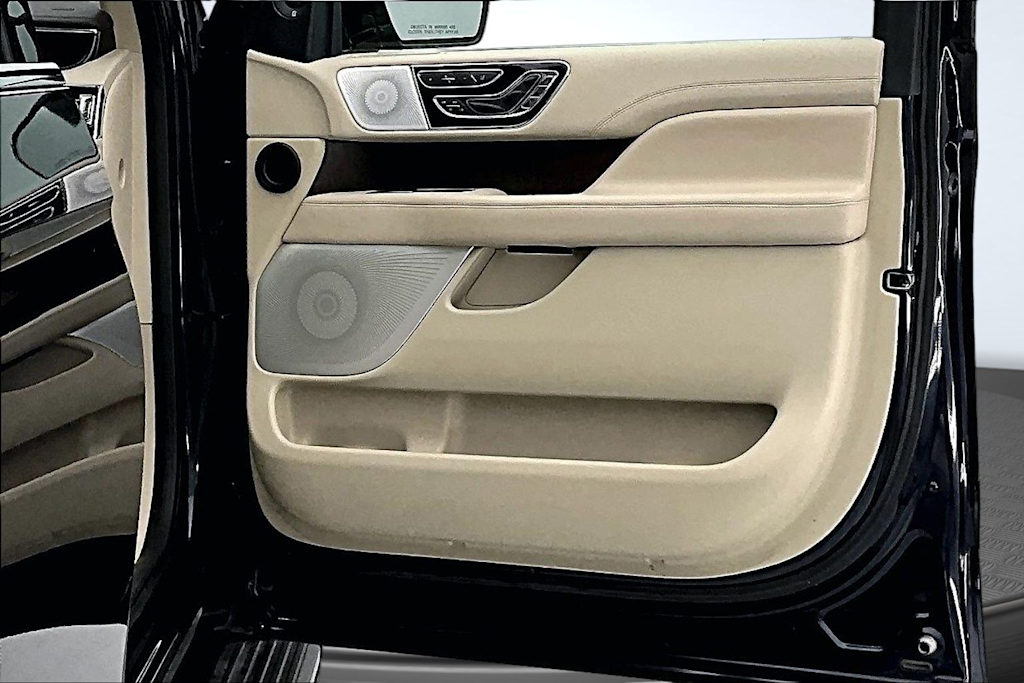 Thumbnail: 2021 Lincoln Navigator - 25
