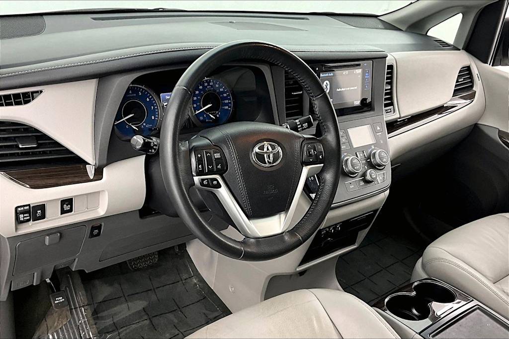 Thumbnail: 2017 Toyota Sienna - 2