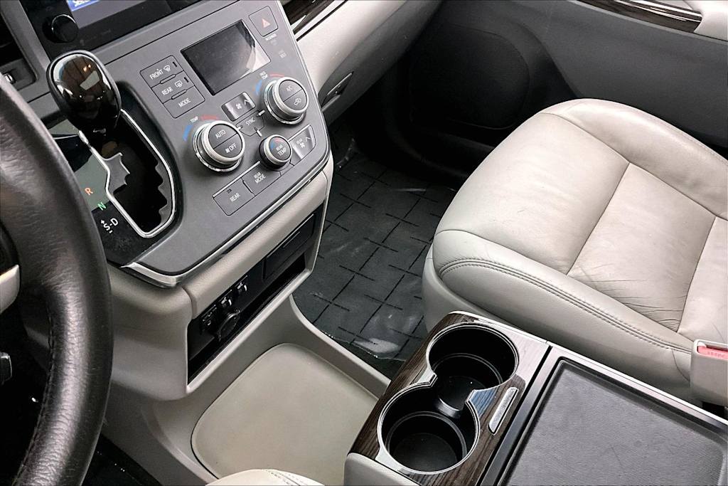 Thumbnail: 2017 Toyota Sienna - 16
