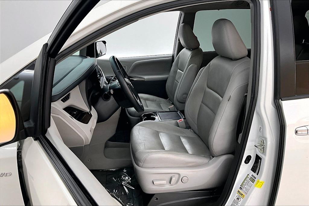 Thumbnail: 2017 Toyota Sienna - 11