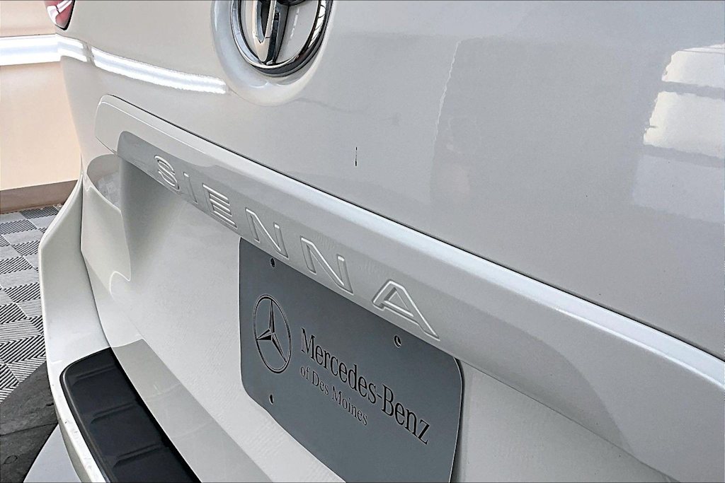 Thumbnail: 2017 Toyota Sienna - 7