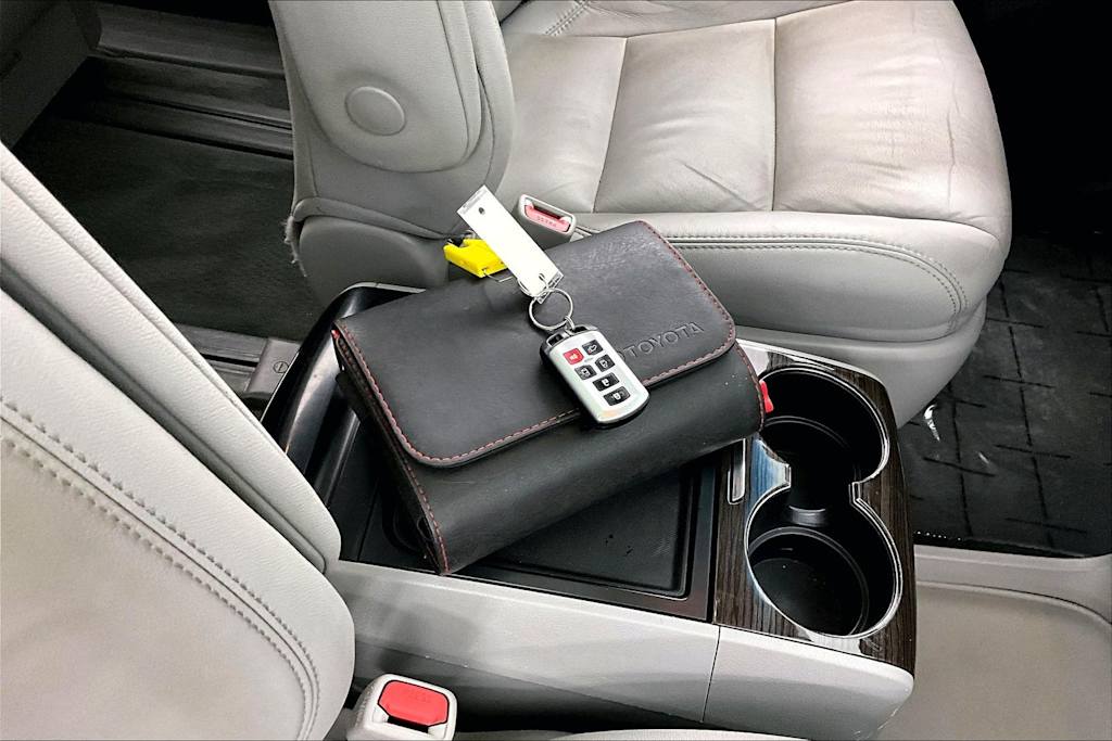 Thumbnail: 2017 Toyota Sienna - 21