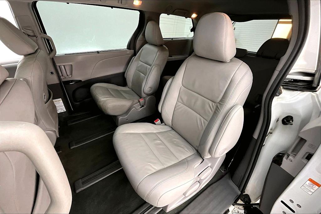 Thumbnail: 2017 Toyota Sienna - 19