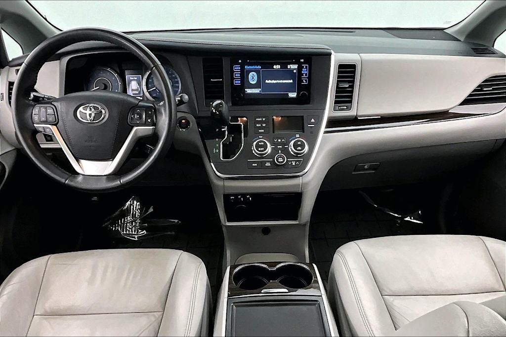 Thumbnail: 2017 Toyota Sienna - 10