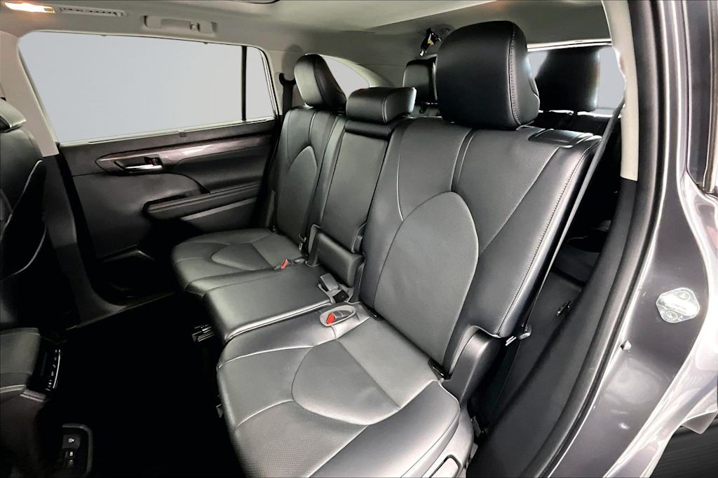 Thumbnail: 2022 Toyota Highlander - 21