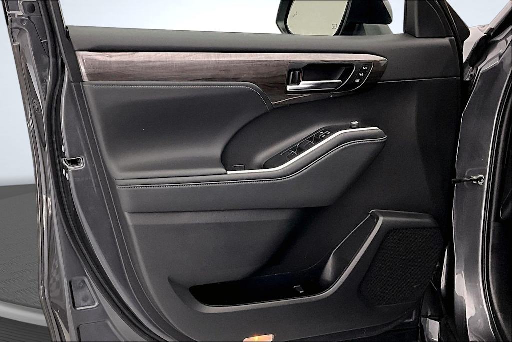 Thumbnail: 2022 Toyota Highlander - 24