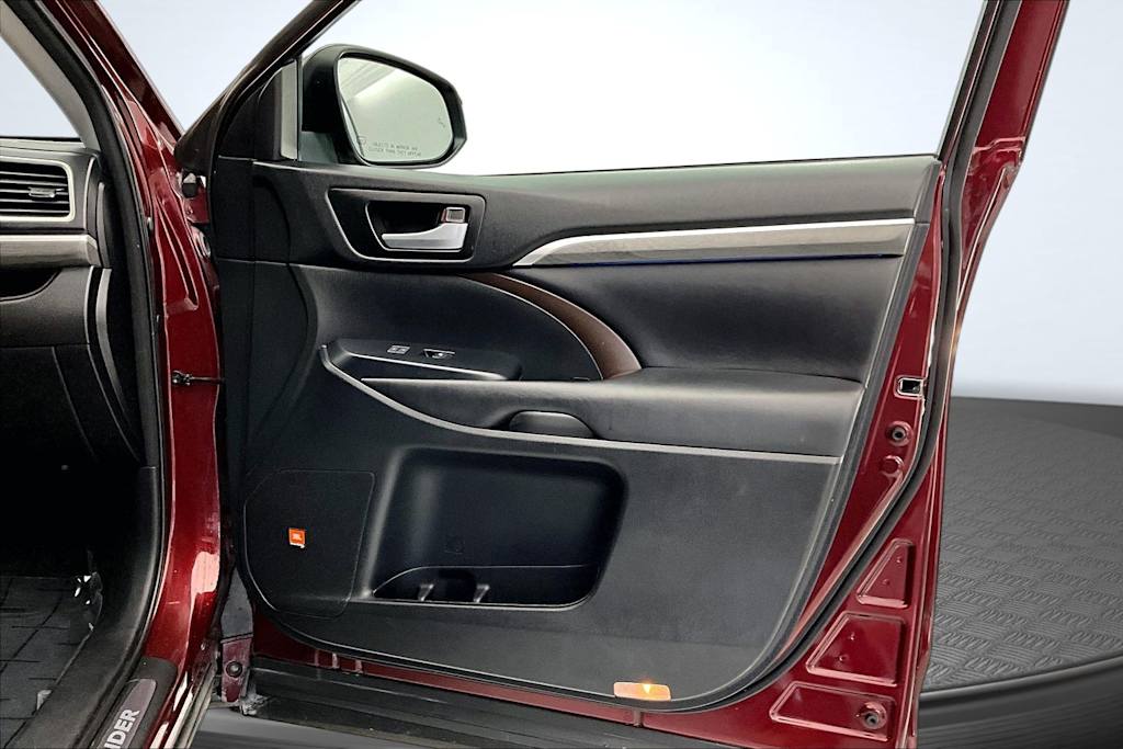 Thumbnail: 2017 Toyota Highlander - 25