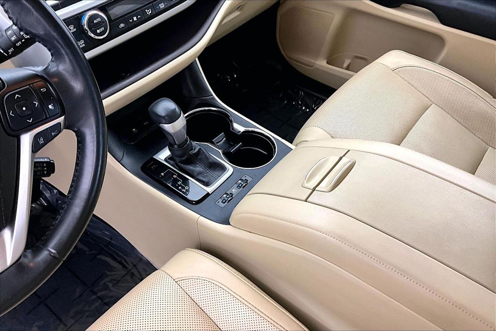 Thumbnail: 2018 Toyota Highlander - 16