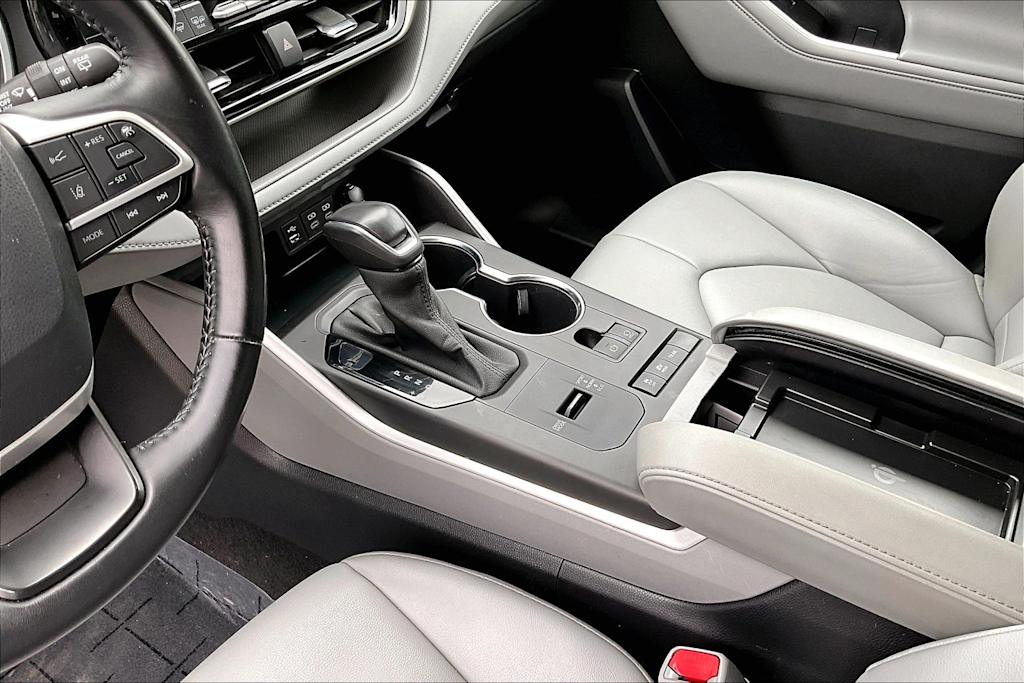 Thumbnail: 2022 Toyota Highlander - 16