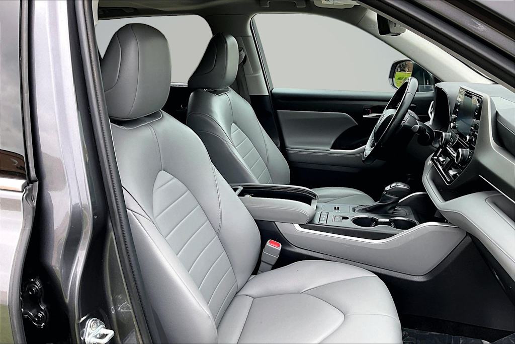 Thumbnail: 2022 Toyota Highlander - 12