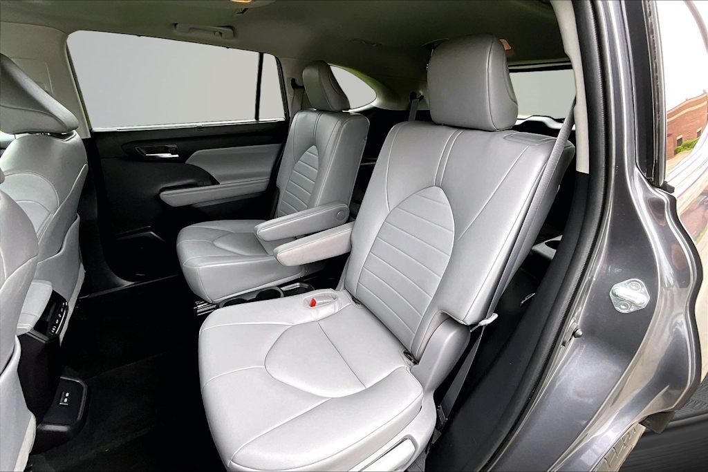 Thumbnail: 2022 Toyota Highlander - 21
