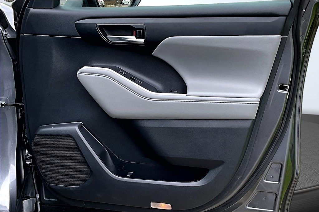 Thumbnail: 2022 Toyota Highlander - 25