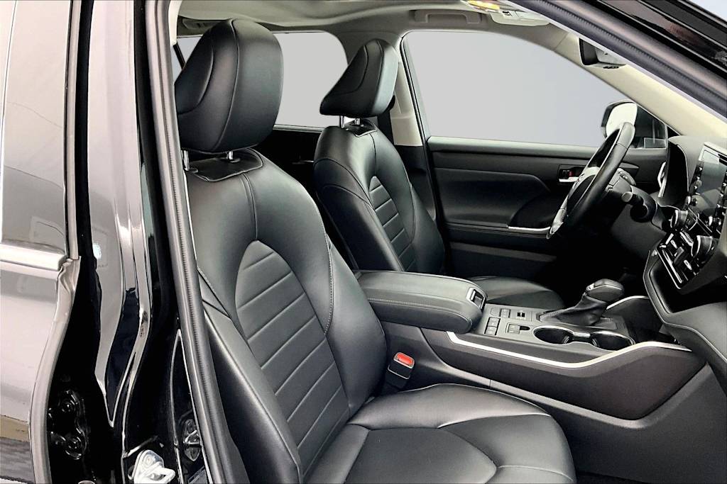 Thumbnail: 2022 Toyota Highlander - 12