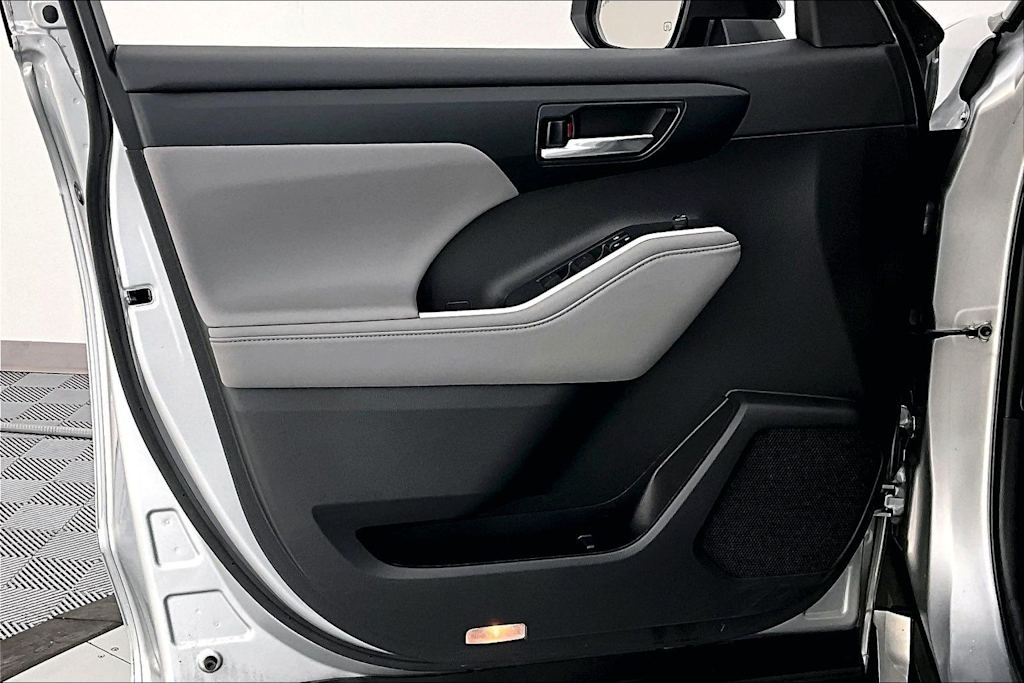 Thumbnail: 2022 Toyota Highlander - 24