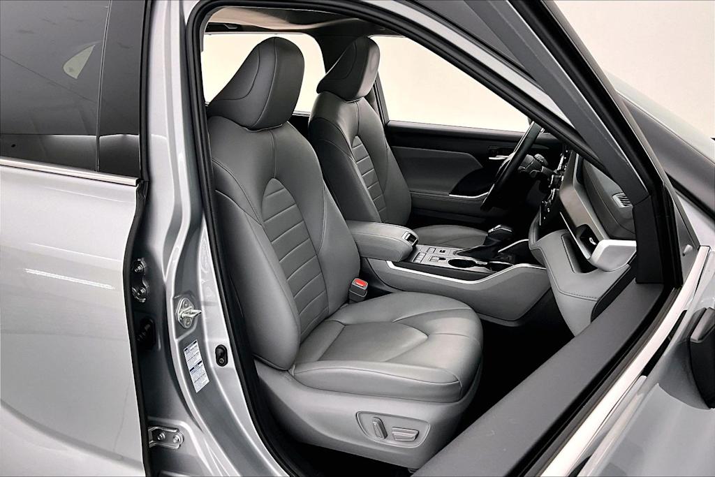 Thumbnail: 2022 Toyota Highlander - 12