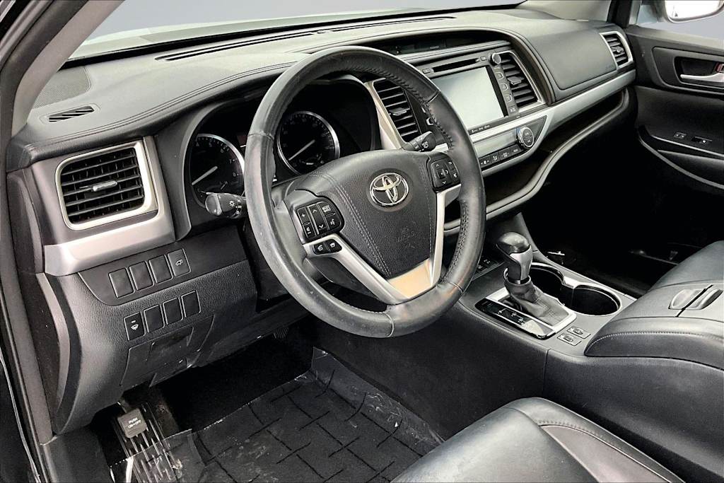 Thumbnail: 2016 Toyota Highlander - 2