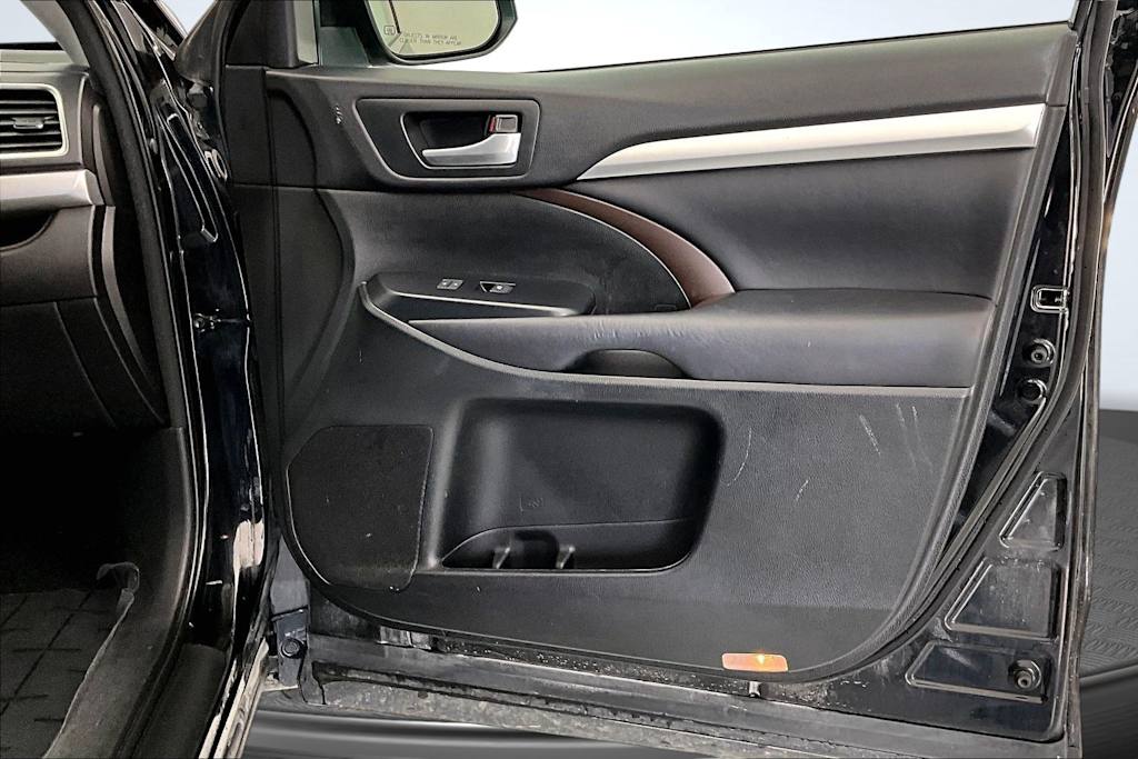 Thumbnail: 2016 Toyota Highlander - 24