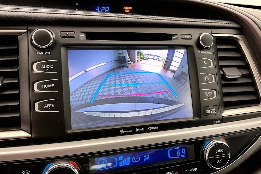 Thumbnail: 2016 Toyota Highlander - 21