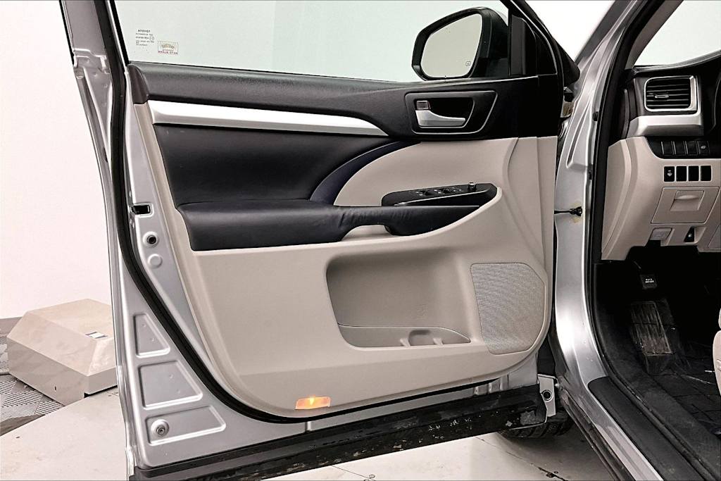 Thumbnail: 2016 Toyota Highlander - 24