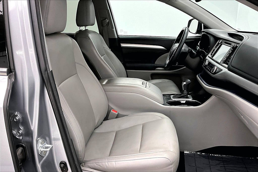 Thumbnail: 2016 Toyota Highlander - 12