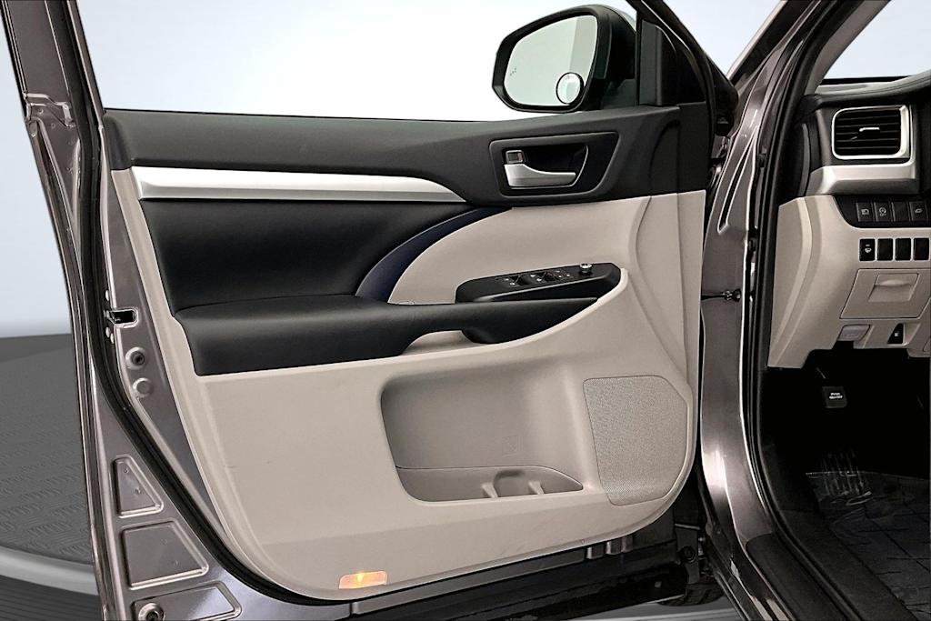 Thumbnail: 2019 Toyota Highlander - 24
