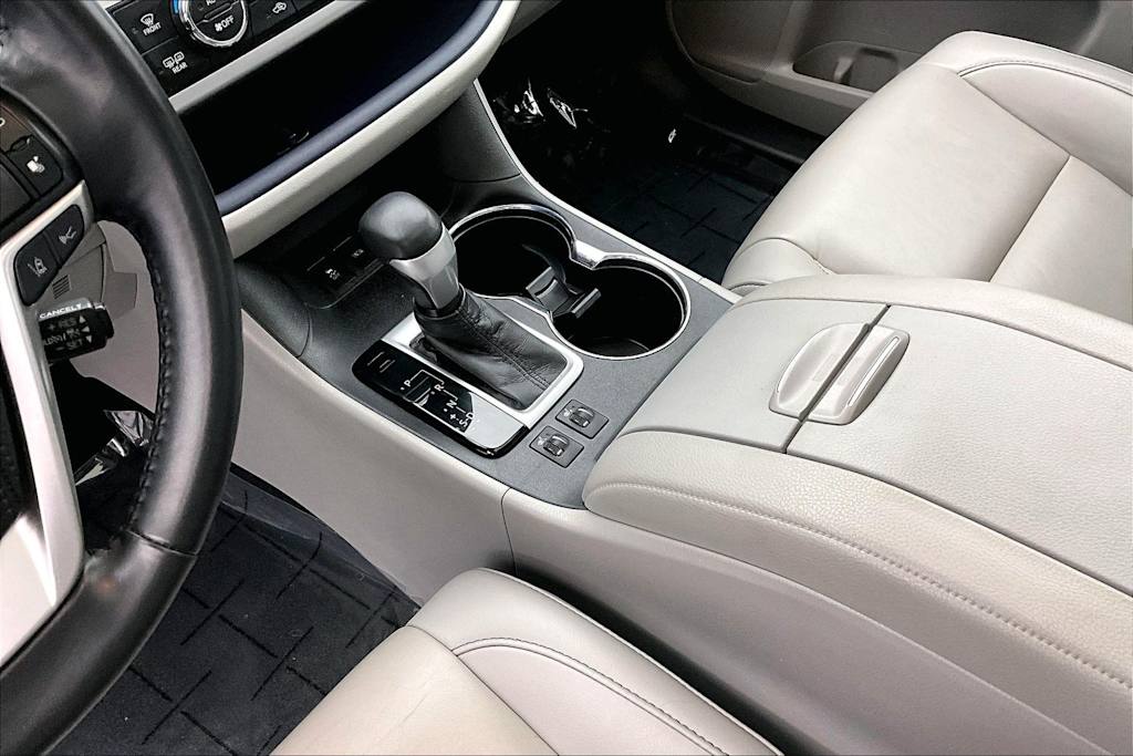 Thumbnail: 2019 Toyota Highlander - 16