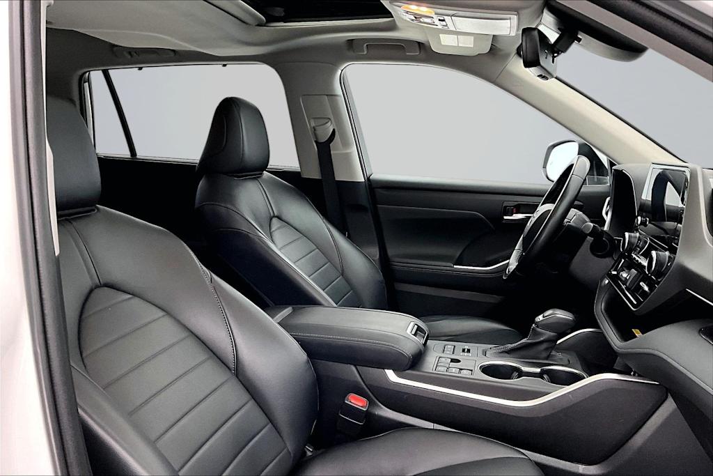 Thumbnail: 2023 Toyota Highlander - 12