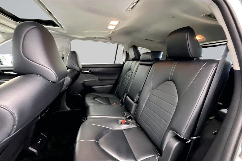 Thumbnail: 2023 Toyota Highlander - 21