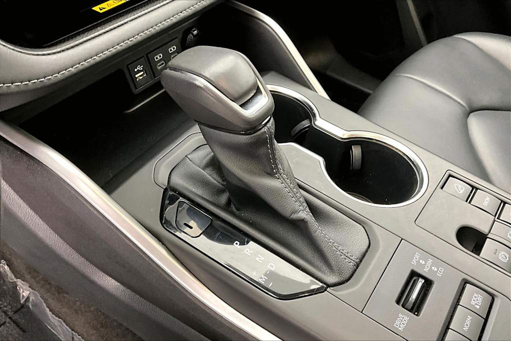 Thumbnail: 2023 Toyota Highlander - 16
